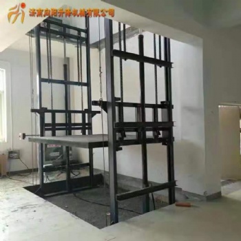 萬(wàn)州家用小電梯結(jié)構(gòu)堅(jiān)固，升降平衡，使用安全方便，操作簡(jiǎn)單