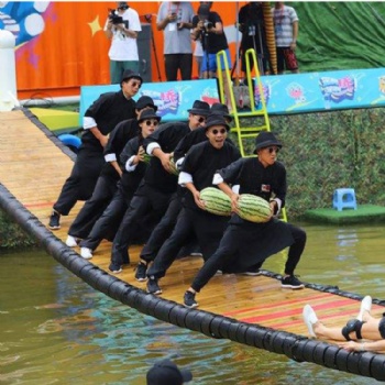 移動網紅橋搖擺橋為實體店暖場增加人氣