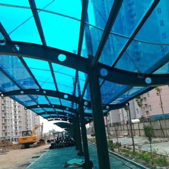 山東陽光板廠家-青島雨棚pc陽光板車庫雨棚陽光板耐力板