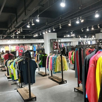 支持上門直播適合品牌折扣店服裝店地?cái)偺刭u場批發(fā)